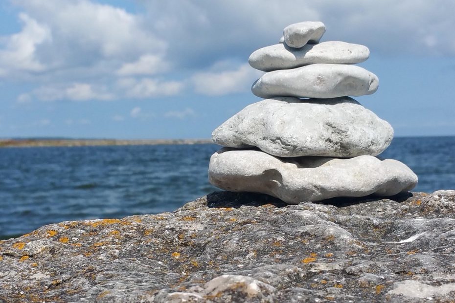 Steinmännchen vor Meereshintergrund